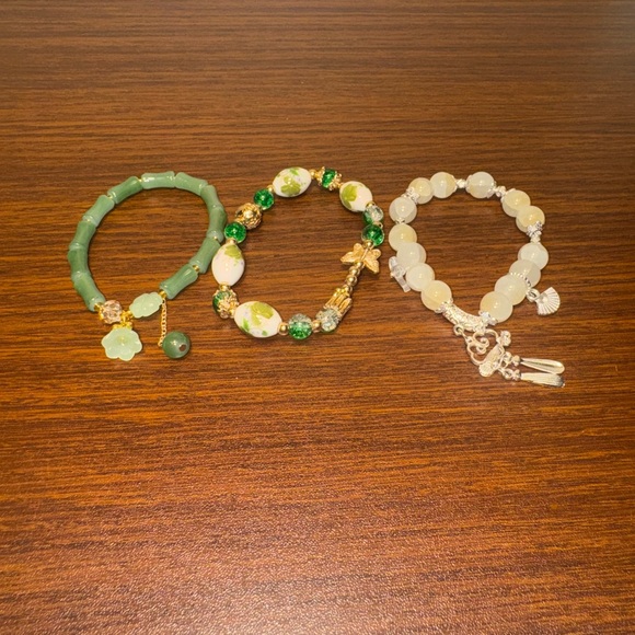 Set of three Elegant Green and Gold Beaded Bracelet Set - Picture 2 of 2